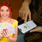 Donna felice con dei soldi in mano