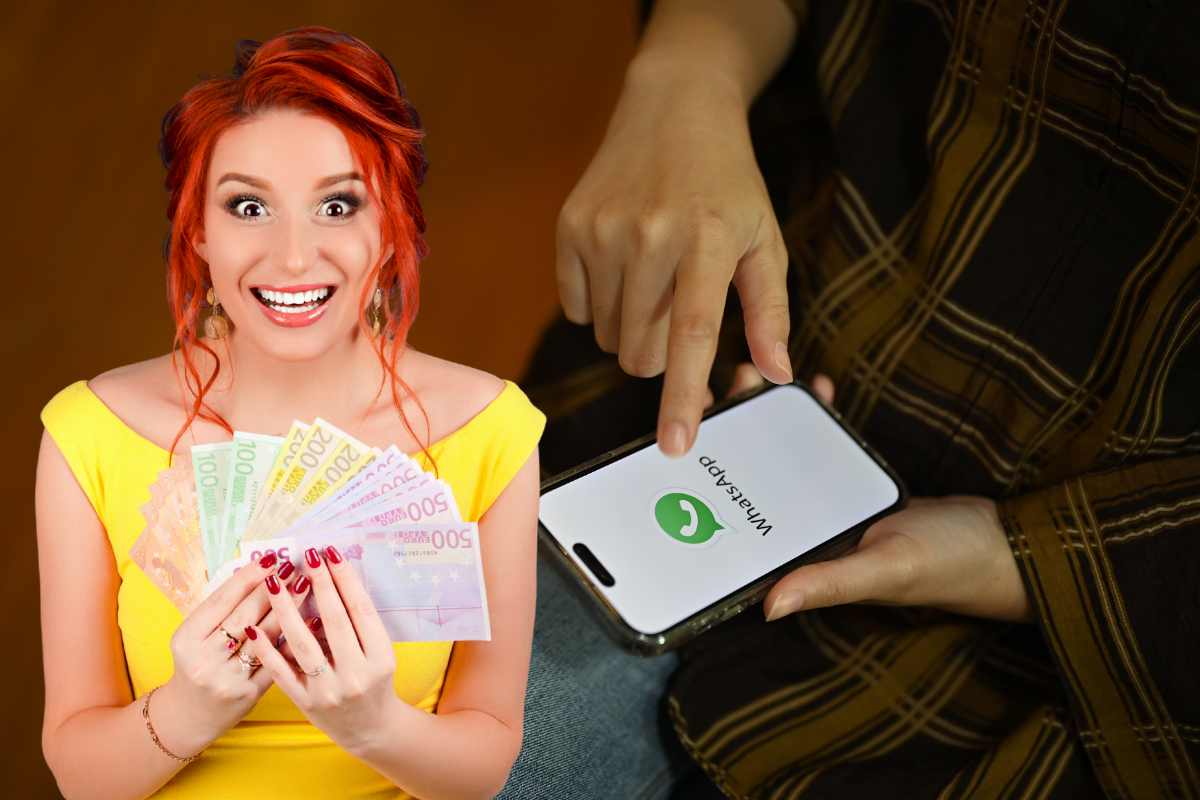 Donna felice con dei soldi in mano