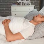 Uomo che dorme con la bocca aperta