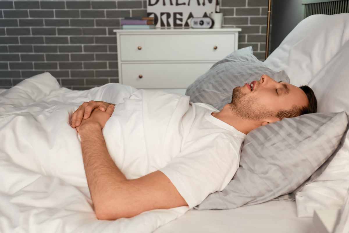 Uomo che dorme con la bocca aperta