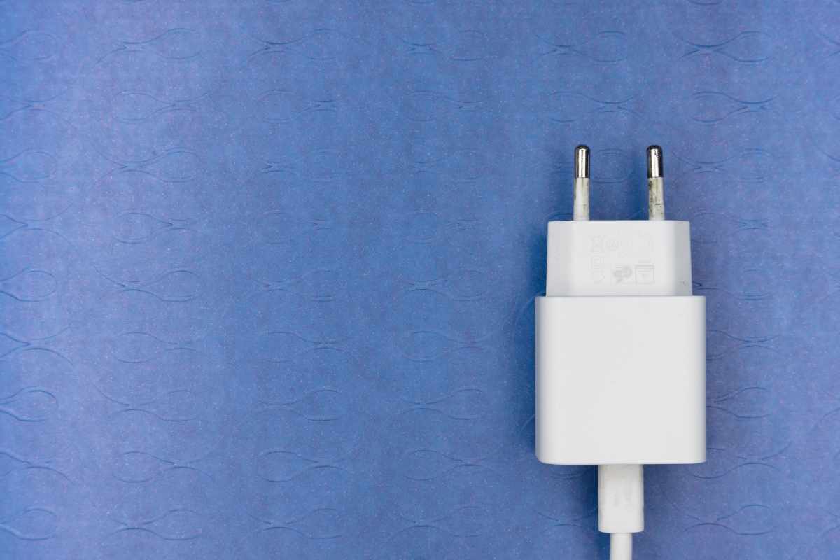 Caricabatterie dello smartphone su sfondo blu