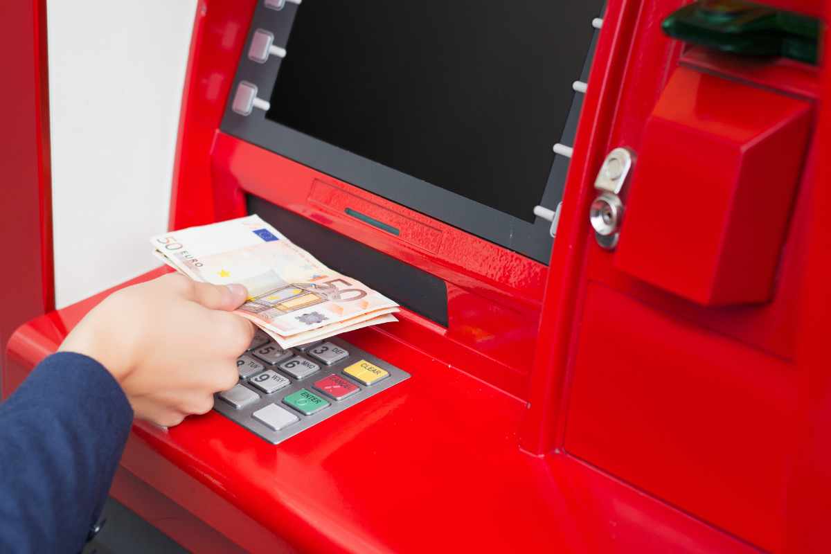 Persona preleva al bancomat