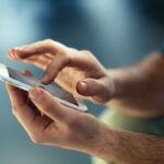 smartphone in mano