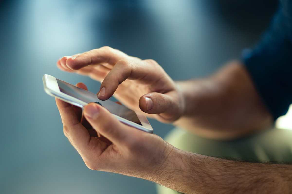 smartphone in mano
