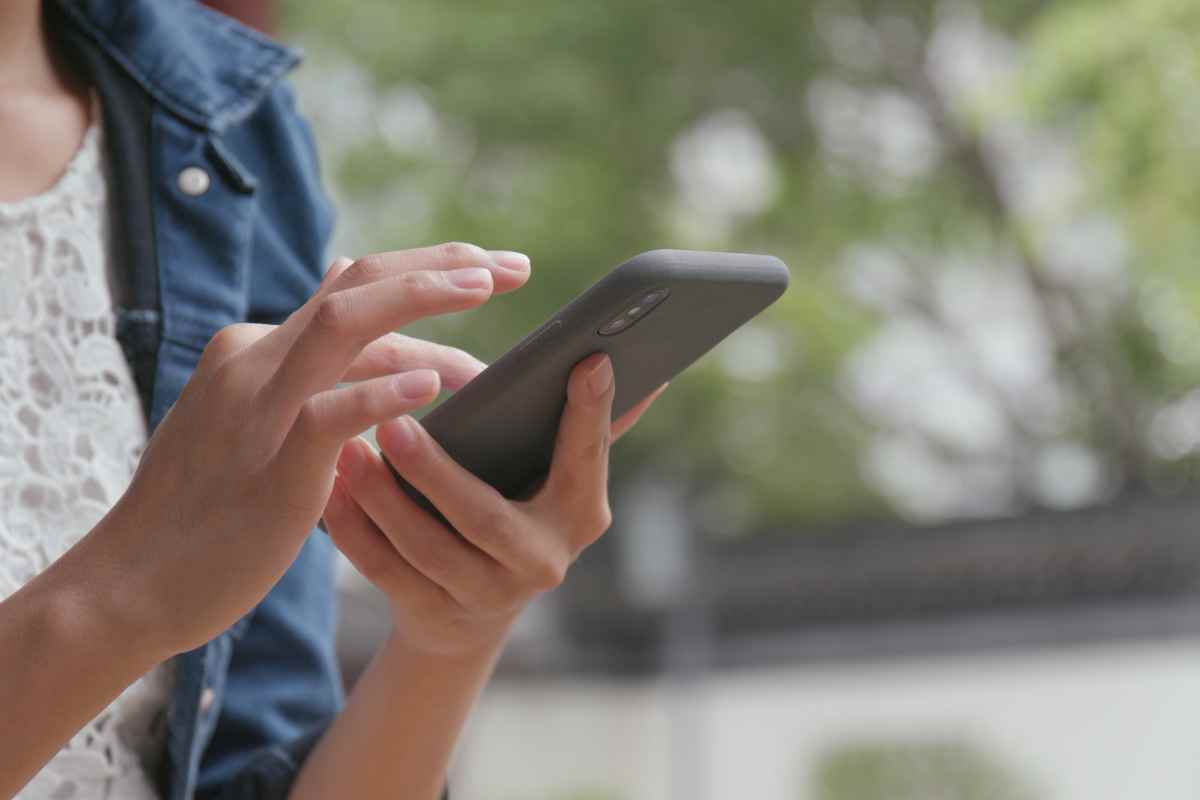 Persona con lo smartphone in mano