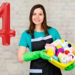 Donna con detersivi in mano