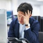 Uomo preoccupato alla scrivania