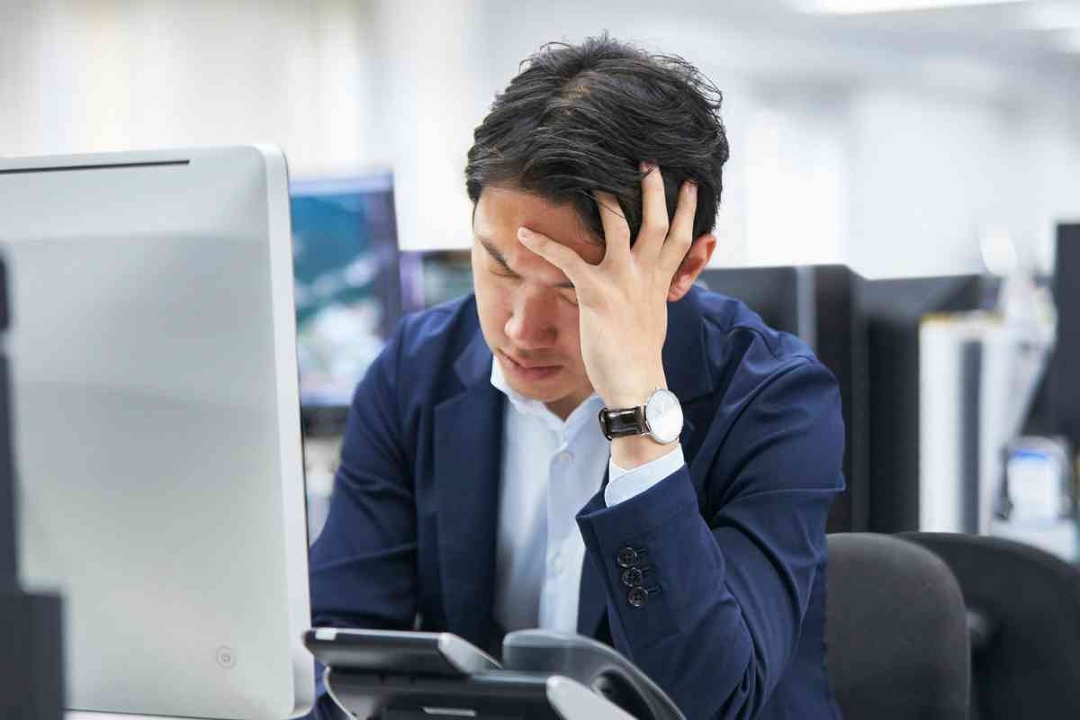 Uomo preoccupato alla scrivania