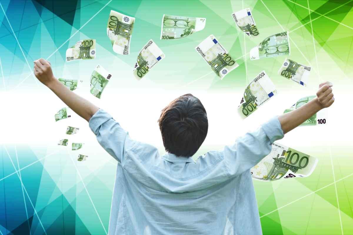 Uomo con braccia aperte e soldi