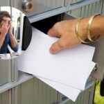 Persona che prende delle lettere dalla posta
