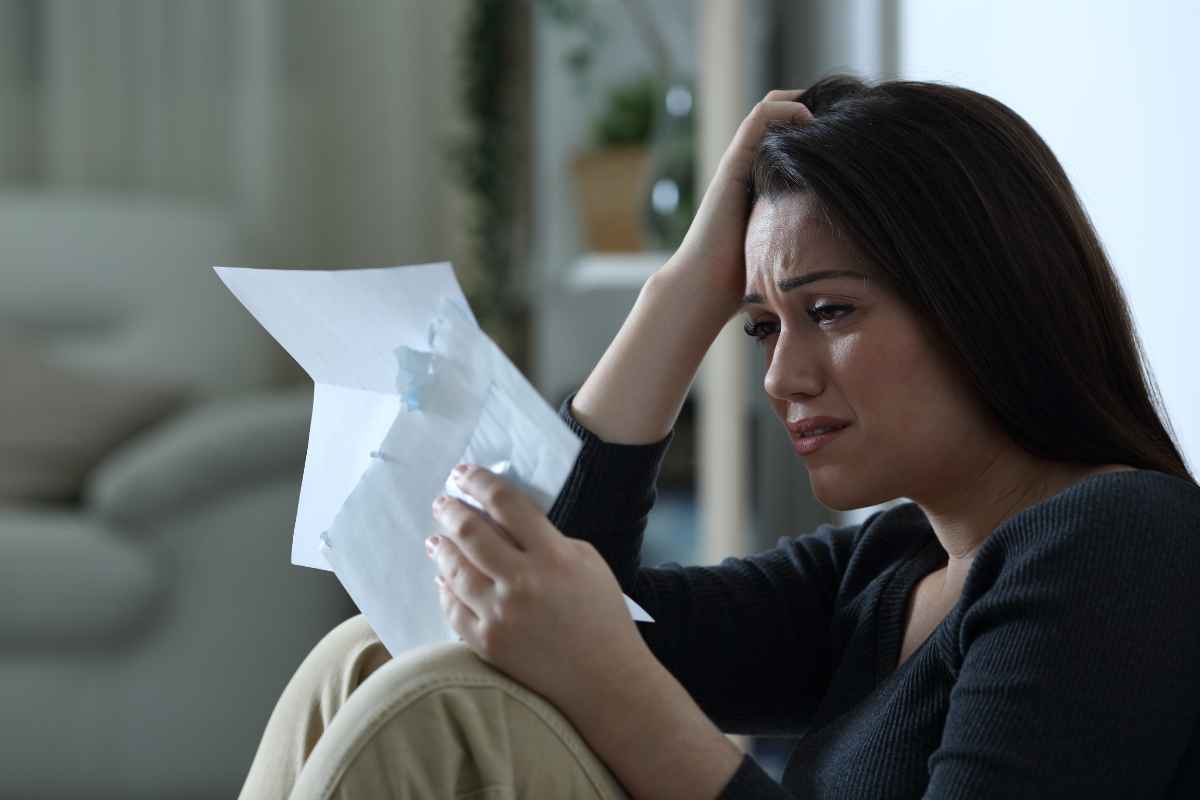 Donna legge una lettera