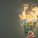 Banconote da 100 euro al fuoco