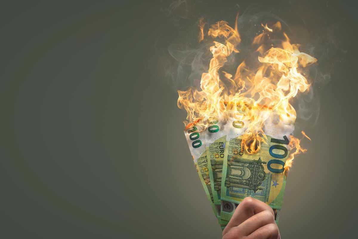 Banconote da 100 euro al fuoco