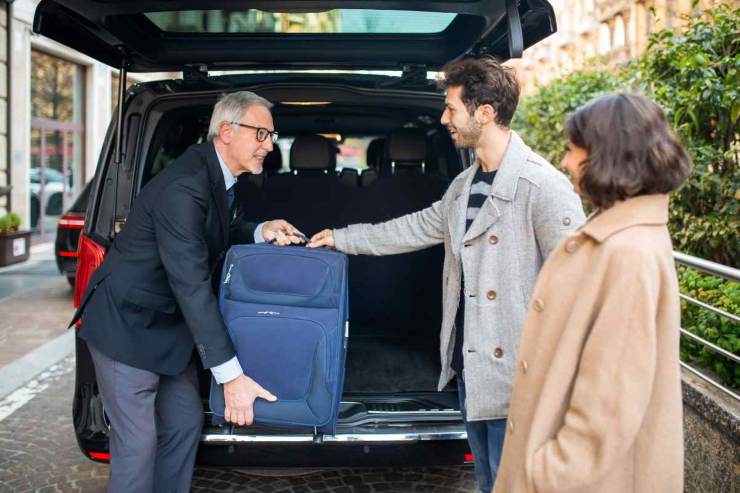 Caricare la valigia in auto