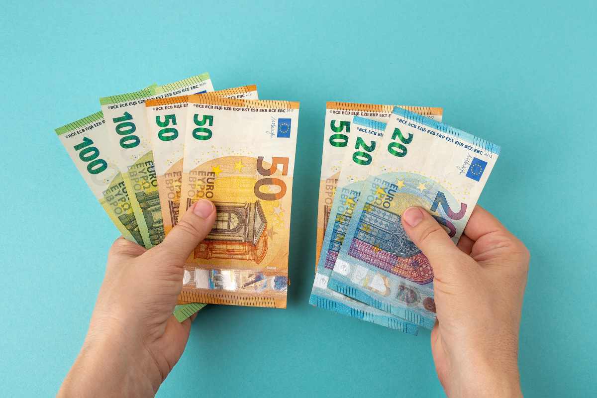 Persona che conta i soldi