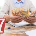 Persona che conta i soldi