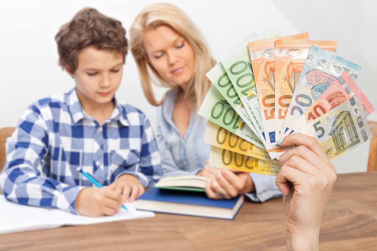 Bambino aiutato dalla mamma, mano con soldi