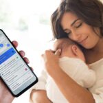 Mamma con bambino in braccio
