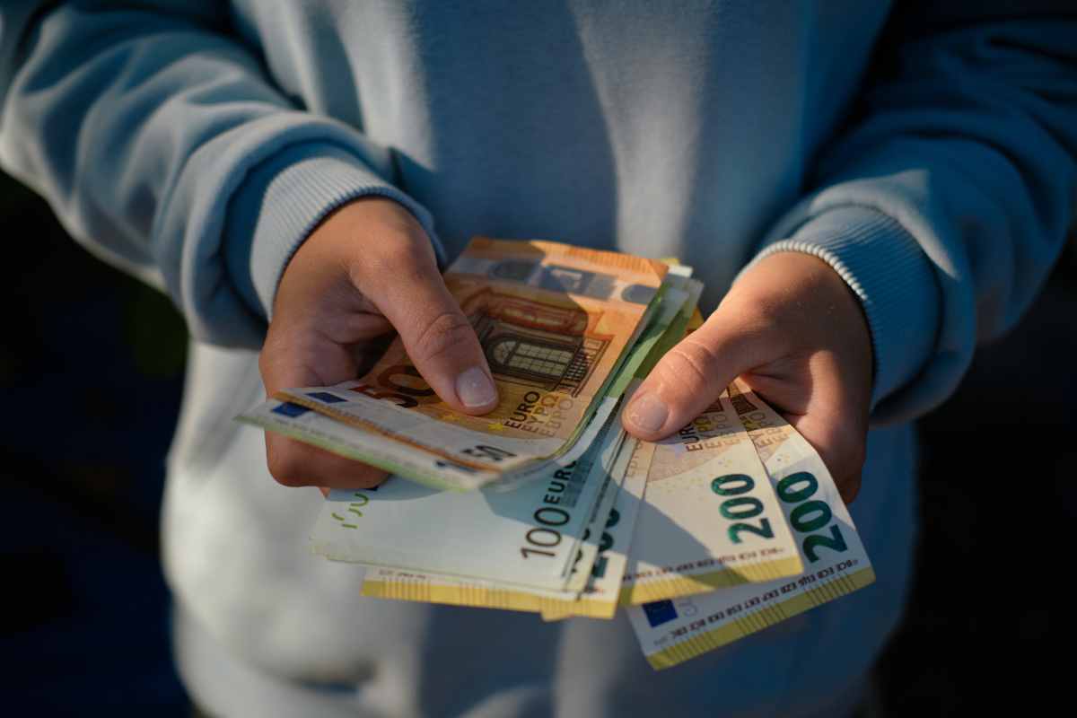 Persona con le banconote in mano