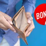 Persona che mostra il portafoglio vuoto