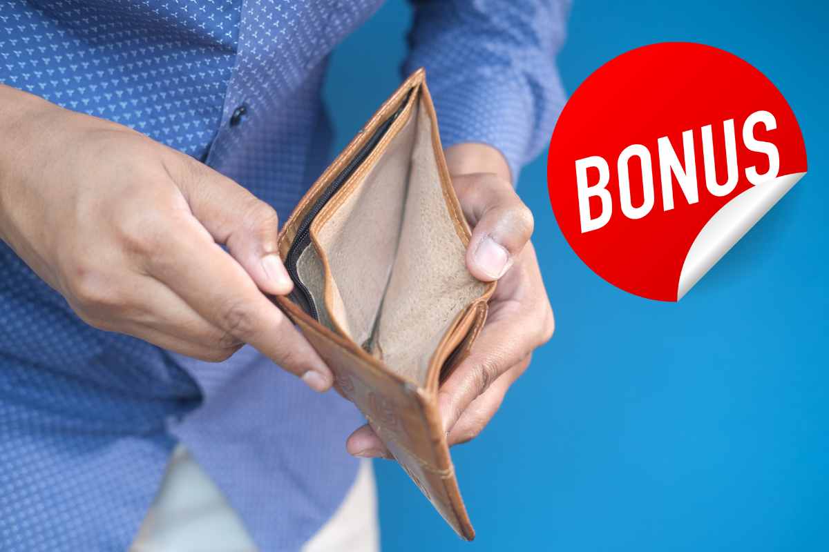 Persona che mostra il portafoglio vuoto 