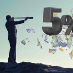 Uomo con il cannocchiale e soldi