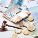 Soldi in euro e martello della legge