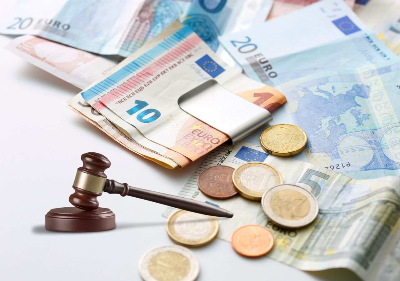 Soldi in euro e martello della legge