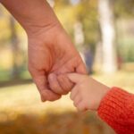 Mano bambino e adulto
