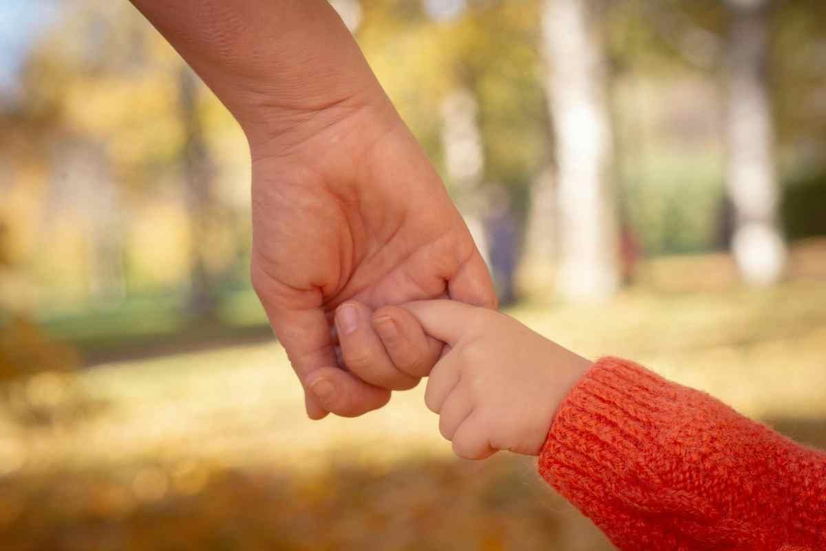 Mano bambino e adulto