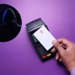 Mano con la carta di credito e un pos