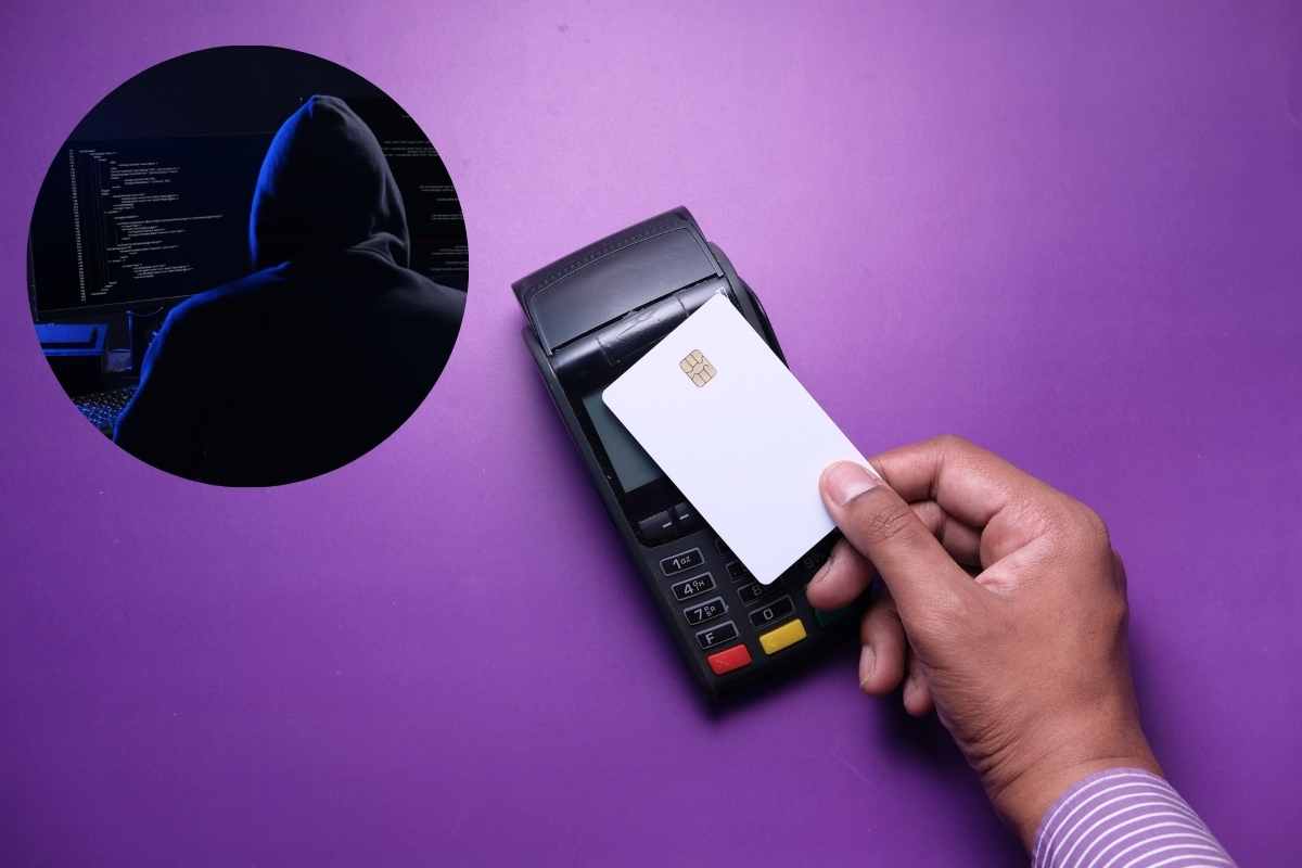 Mano con la carta di credito e un pos