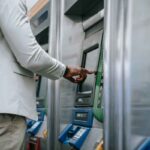 Persona preleva i soldi al bancomat