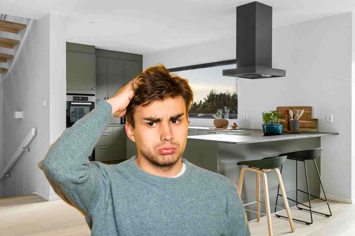 Uomo perplesso e cucina
