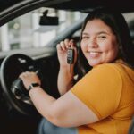 Donna nell'auto nuova