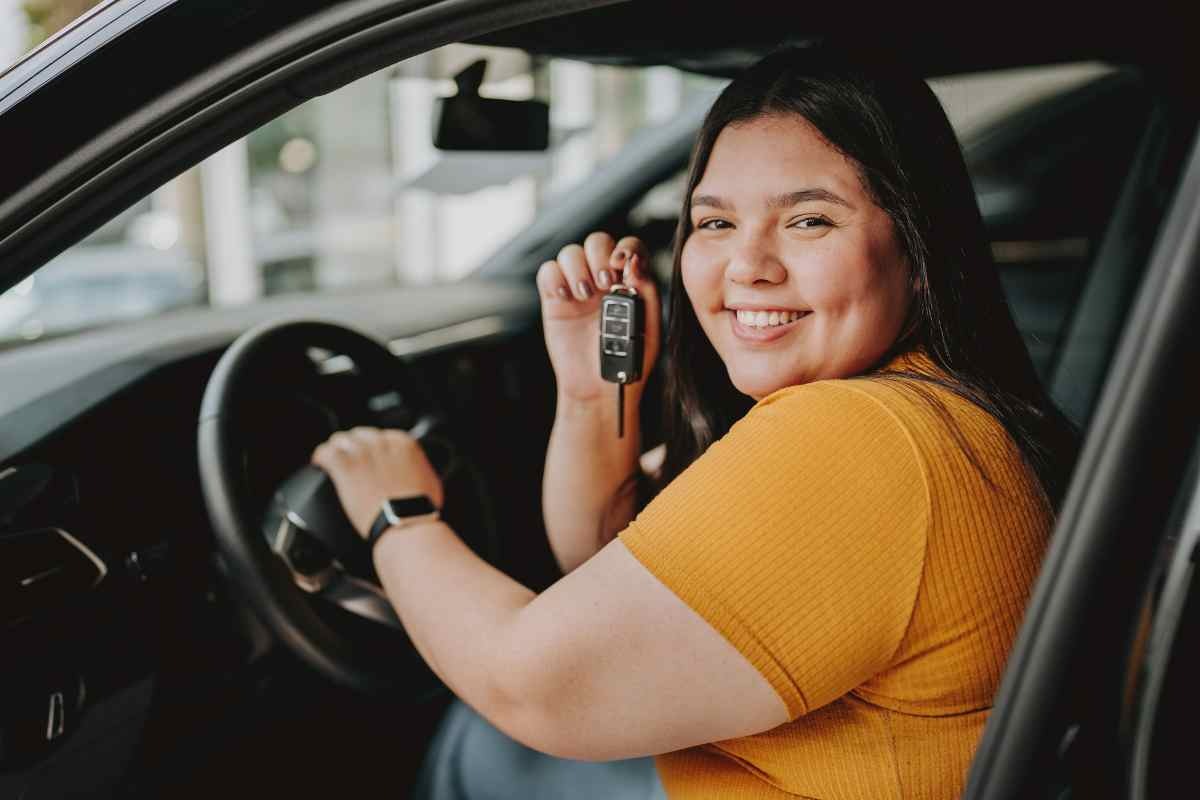 Donna nell'auto nuova