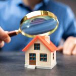 Casa e lente di ingrandimento