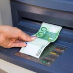 donna preleva 100 euro al bancomat