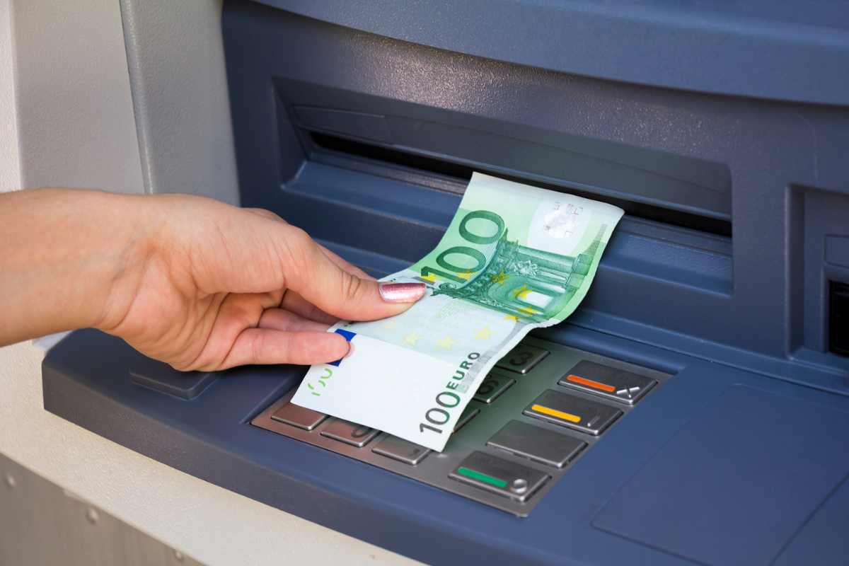 donna preleva 100 euro al bancomat