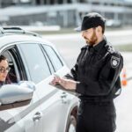 Poliziotto ferma l'auto