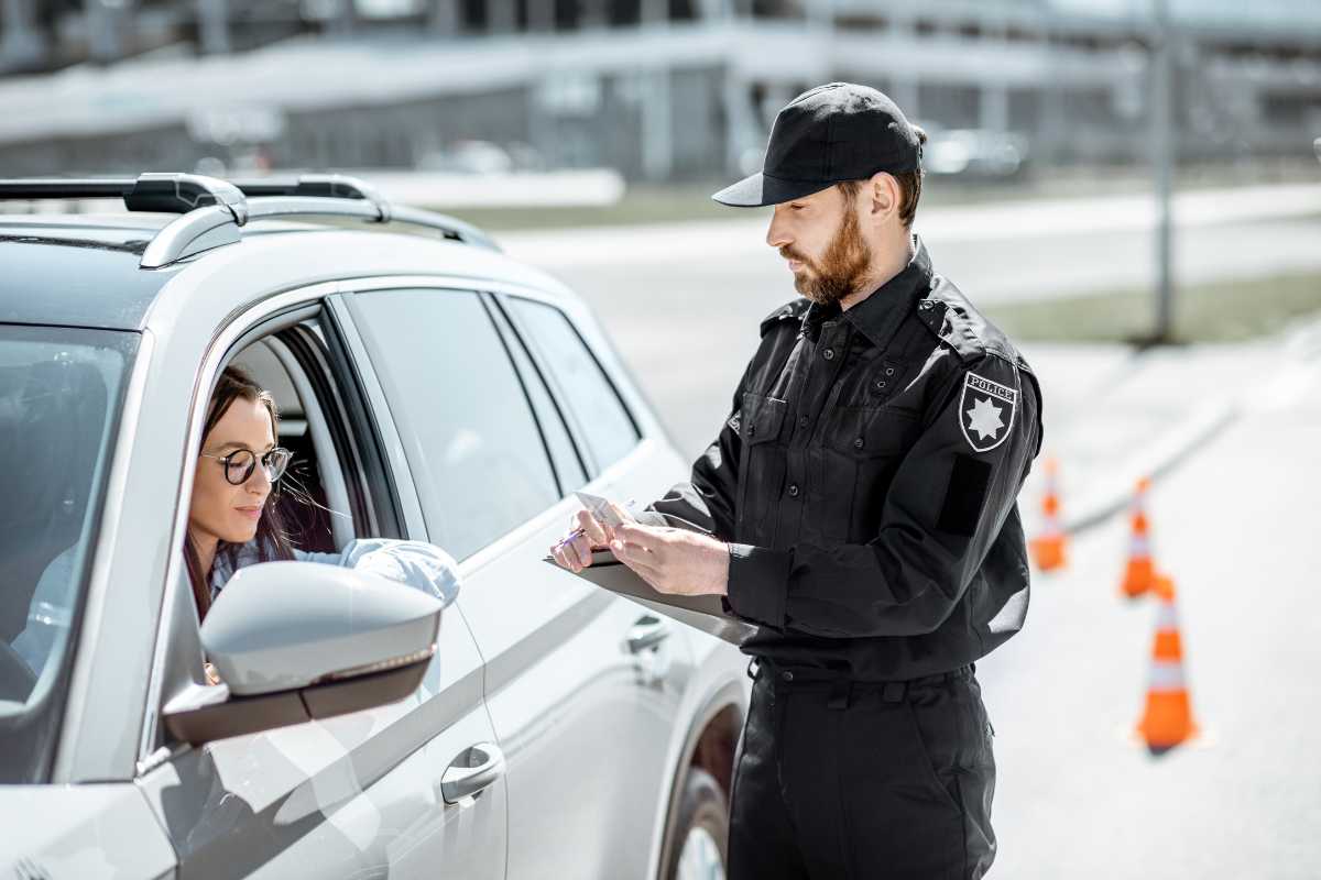 Poliziotto ferma l'auto