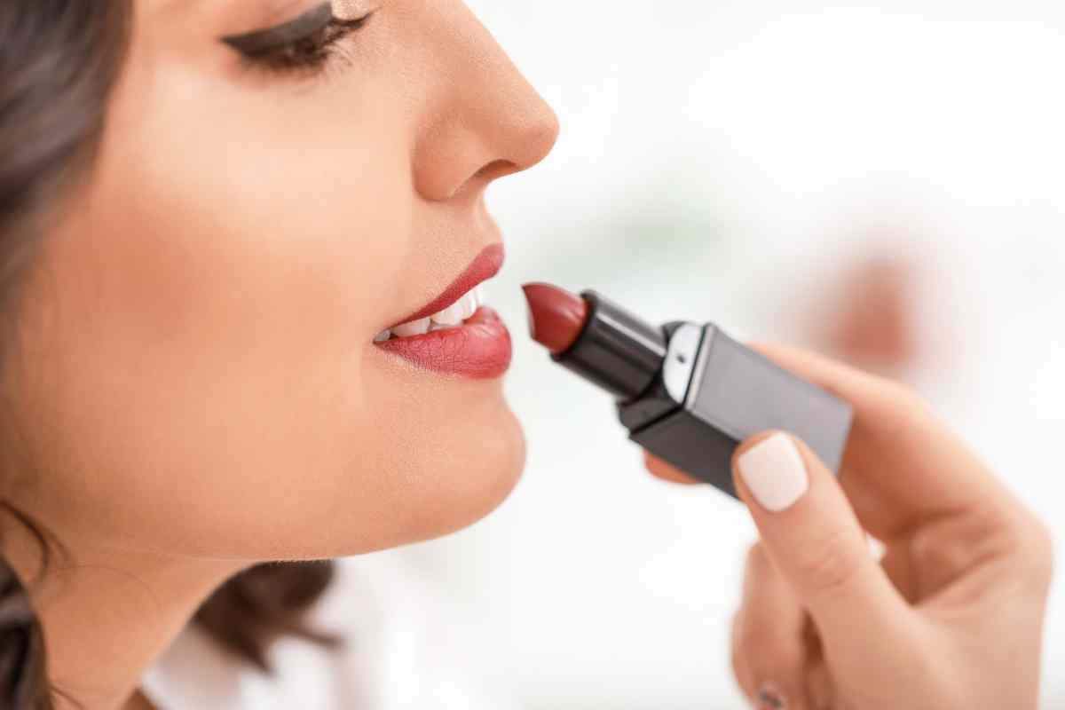 Mettere il rossetto