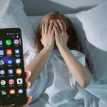 Donna insonne smartphone
