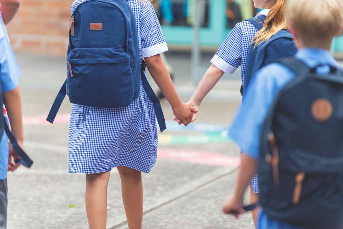 Bambini mano nella mano