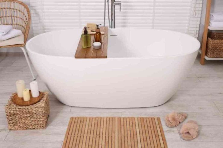 Bagno bianco e tappetino di bambù