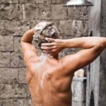 Uomo fa la doccia