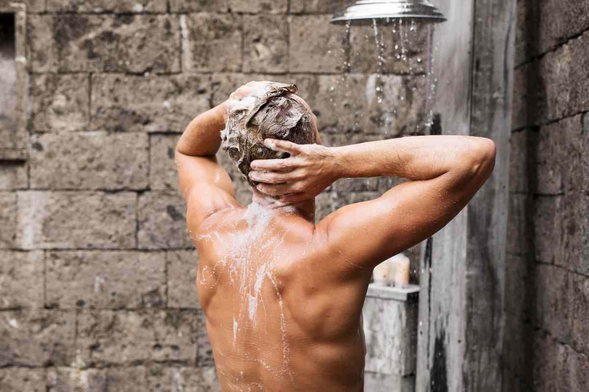 Uomo fa la doccia