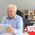 Pensionato che controlla il tablet