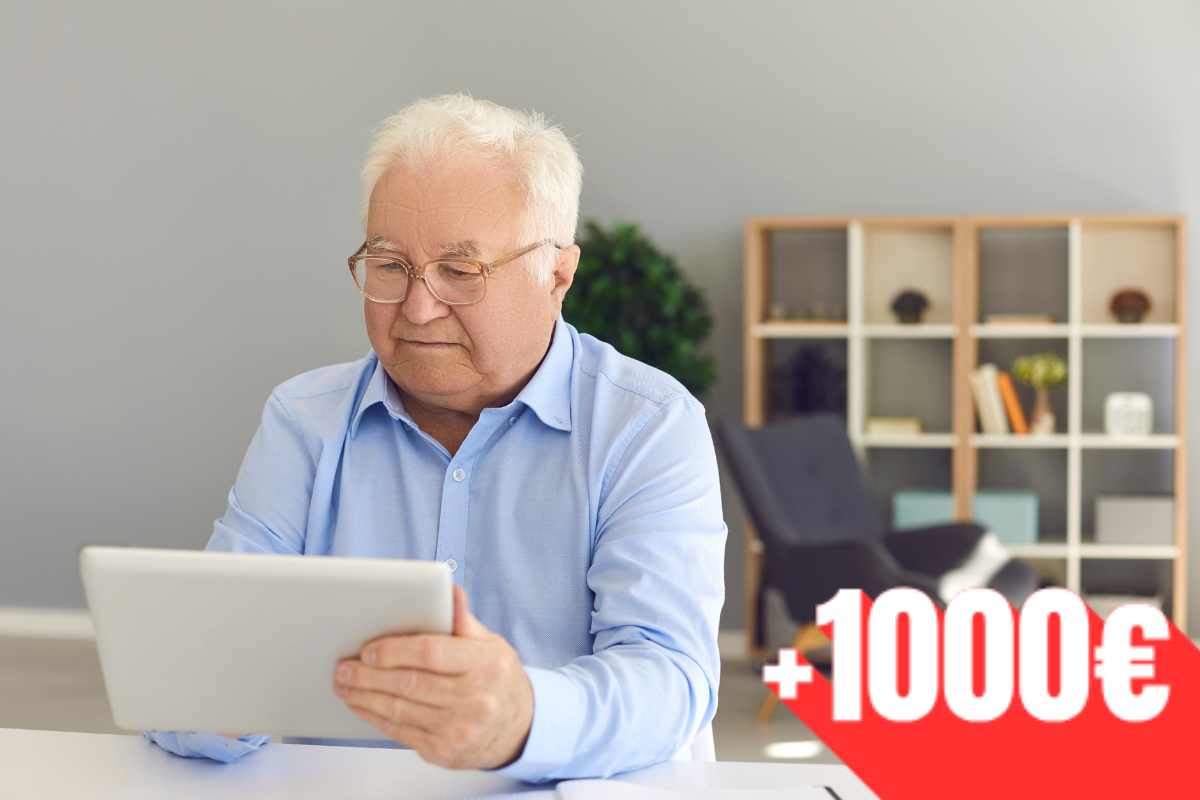 Pensionato che controlla il tablet