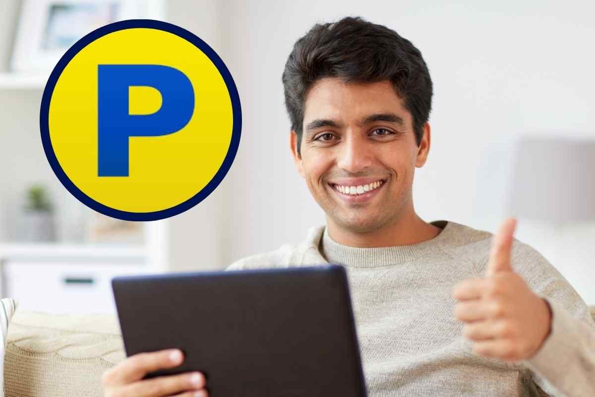 Ragazzo sorridente al tablet